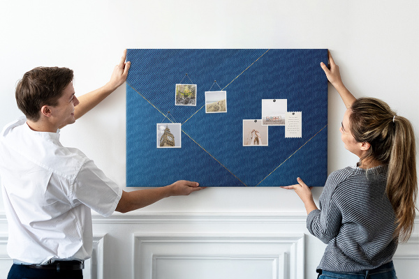 Bacheca in sughero con eleganti motivi geometrici nelle tonalità del blu