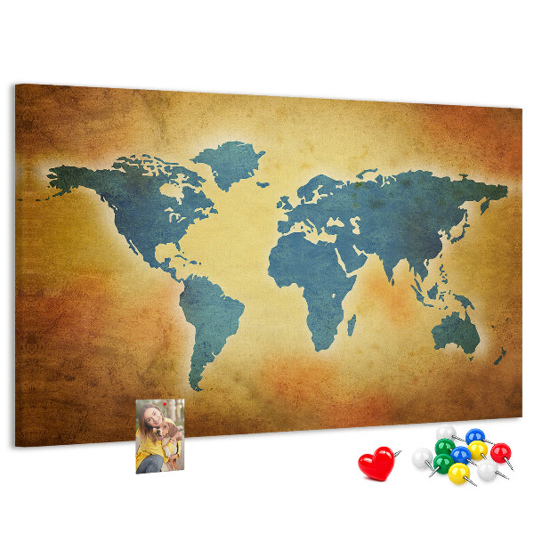 Bacheca in sughero con mappa del mondo su sfondo carta marrone