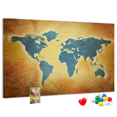Bacheca in sughero con mappa del mondo su sfondo carta marrone
