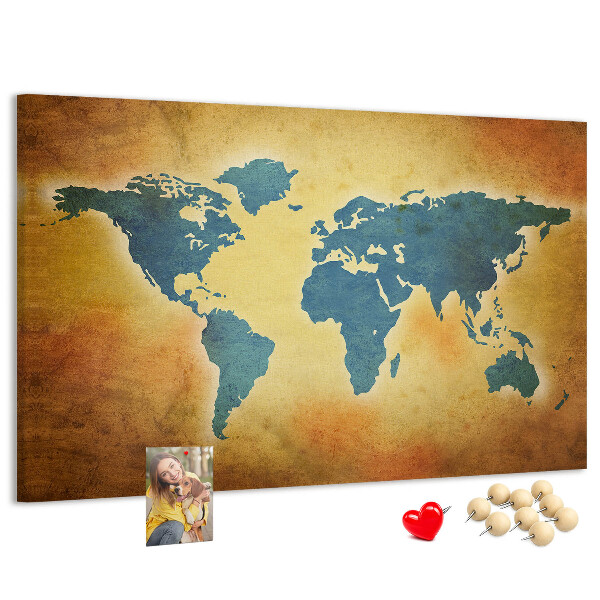 Bacheca in sughero con mappa del mondo su sfondo carta marrone
