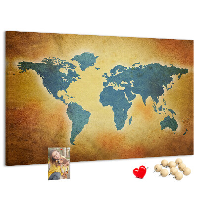 Bacheca in sughero con mappa del mondo su sfondo carta marrone