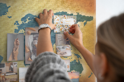 Bacheca in sughero con mappa del mondo su sfondo carta marrone