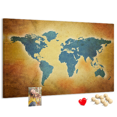 Bacheca in sughero con mappa del mondo su sfondo carta marrone
