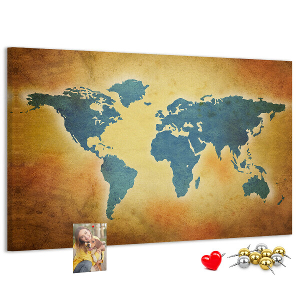 Bacheca in sughero con mappa del mondo su sfondo carta marrone