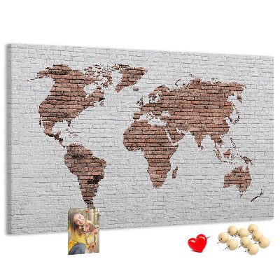 Lavagna di sughero con stampa mappa del mondo su sfondo di muro di mattoni