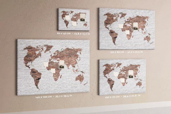 Lavagna di sughero con stampa mappa del mondo su sfondo di muro di mattoni