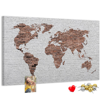 Lavagna di sughero con stampa mappa del mondo su sfondo di muro di mattoni