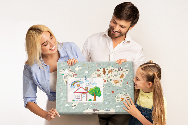 Lavagna di sughero mappa del mondo colorata con animali