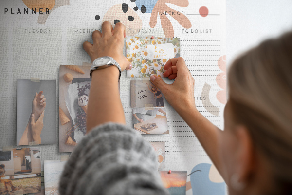 Bacheca in sughero con forme colorate e motivi astratti che cambiano ogni settimana