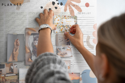 Bacheca in sughero con forme colorate e motivi astratti che cambiano ogni settimana