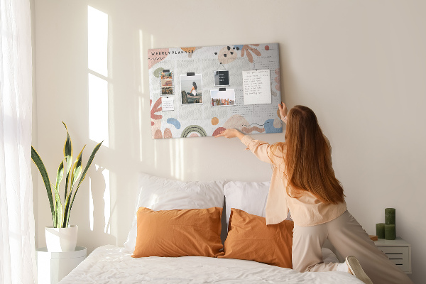 Bacheca in sughero con forme colorate e motivi astratti che cambiano ogni settimana