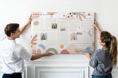 Bacheca in sughero con forme colorate e motivi astratti che cambiano ogni settimana