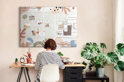 Bacheca in sughero con forme colorate e motivi astratti che cambiano ogni settimana