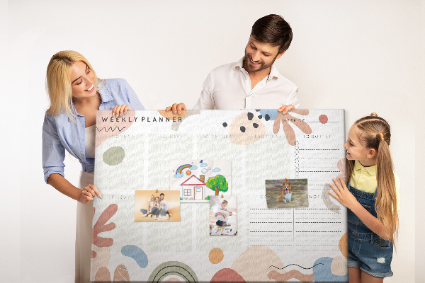 Bacheca in sughero con forme colorate e motivi astratti che cambiano ogni settimana