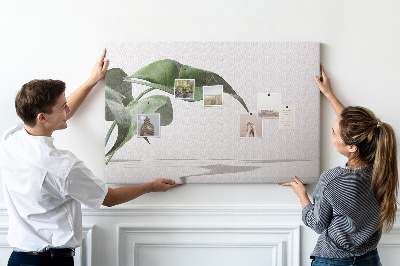 Lavagna di sughero con foglie delicate su sfondo minimalista