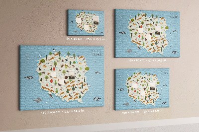 Lavagna di sughero con stampa della fauna polacca su mappa colorata
