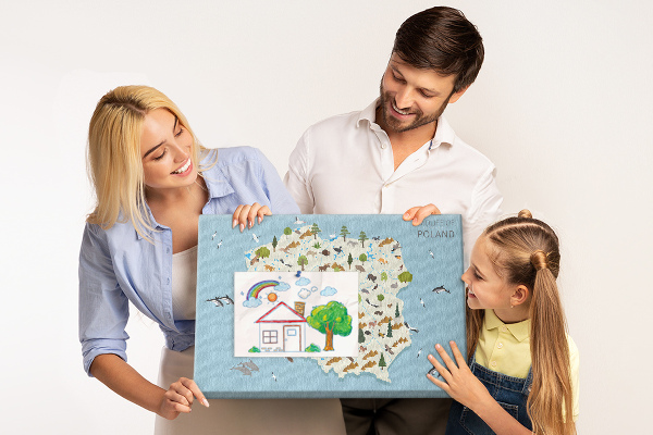 Lavagna di sughero con stampa della fauna polacca su mappa colorata