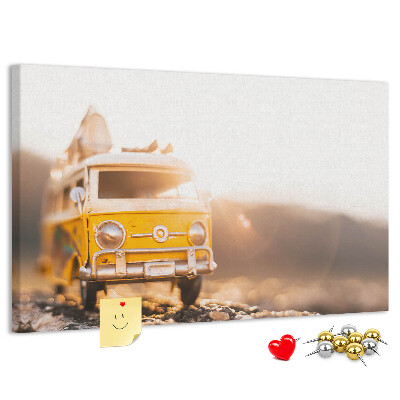 Bacheca in sughero con stampa di un autobus giallo nel bagliore del sole al tramonto