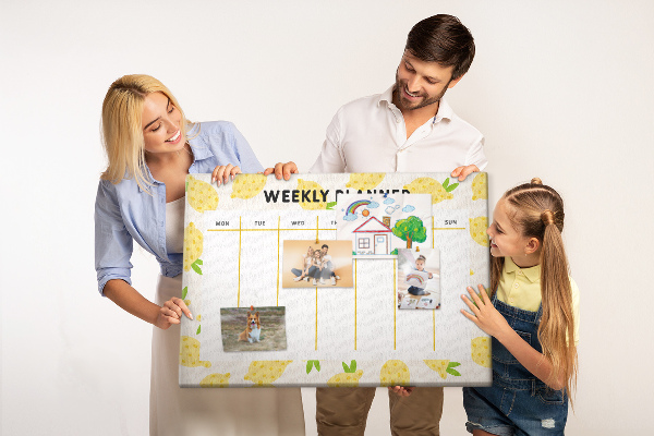 Bacheca in sughero con calendario settimanale e motivo a limoni