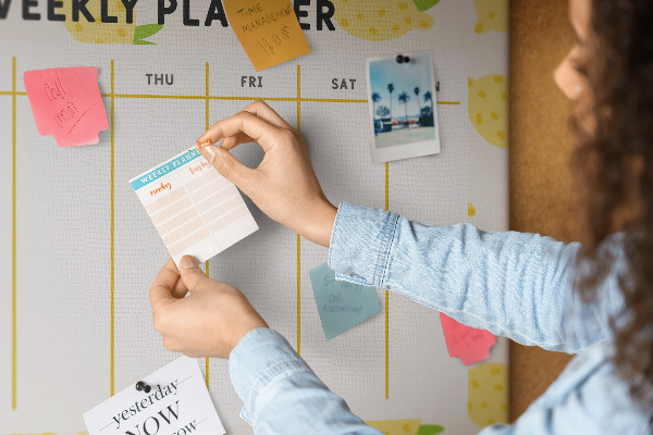 Bacheca in sughero con calendario settimanale e motivo a limoni
