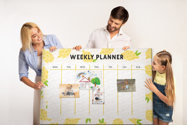Bacheca in sughero con calendario settimanale e motivo a limoni