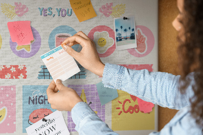 Lavagna di sughero con motivi colorati e slogan positivi