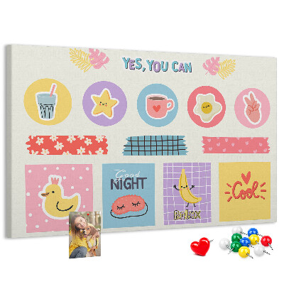 Lavagna di sughero con motivi colorati e slogan positivi