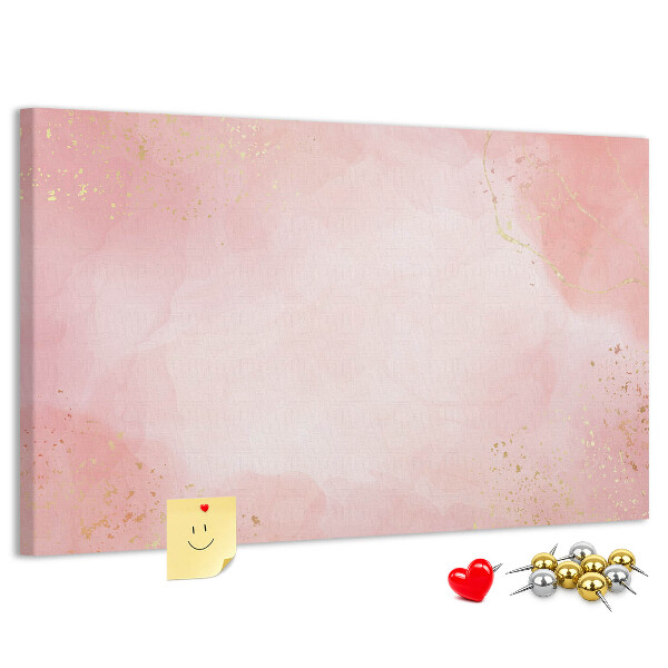 Bacheca in sughero sfondo rosa con delicati dettagli dorati