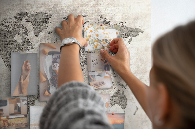 Lavagna di sughero mappa del mondo con texture di giornale