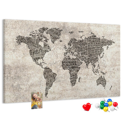 Lavagna di sughero mappa del mondo con texture di giornale