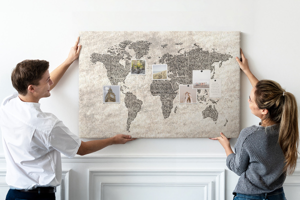 Lavagna di sughero mappa del mondo con texture di giornale