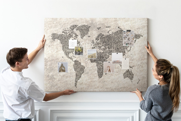 Lavagna di sughero mappa del mondo con texture di giornale
