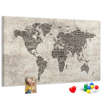 Lavagna di sughero mappa del mondo con texture di giornale