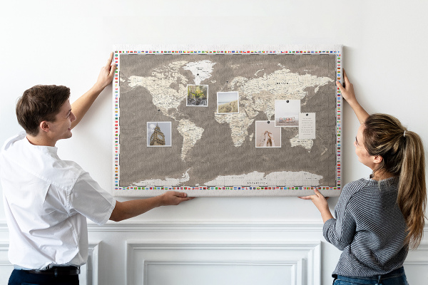 Lavagna di sughero con mappa del mondo e bandiere dei paesi