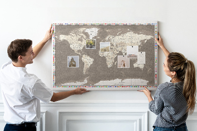 Lavagna di sughero con mappa del mondo e bandiere dei paesi