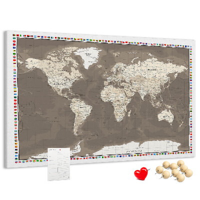 Lavagna di sughero con mappa del mondo e bandiere dei paesi