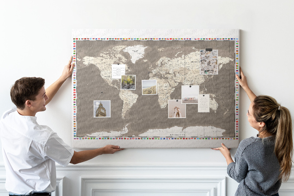 Lavagna di sughero con mappa del mondo e bandiere dei paesi