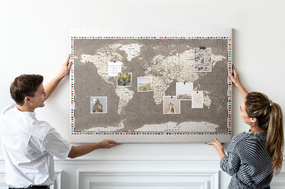 Lavagna di sughero con mappa del mondo e bandiere dei paesi