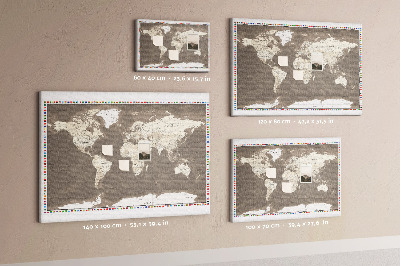 Lavagna di sughero con mappa del mondo e bandiere dei paesi