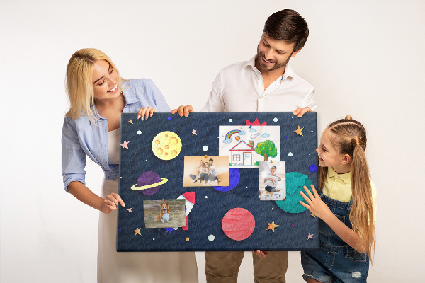 Lavagna di sughero con stampa a tema viaggio spaziale tra pianeti colorati