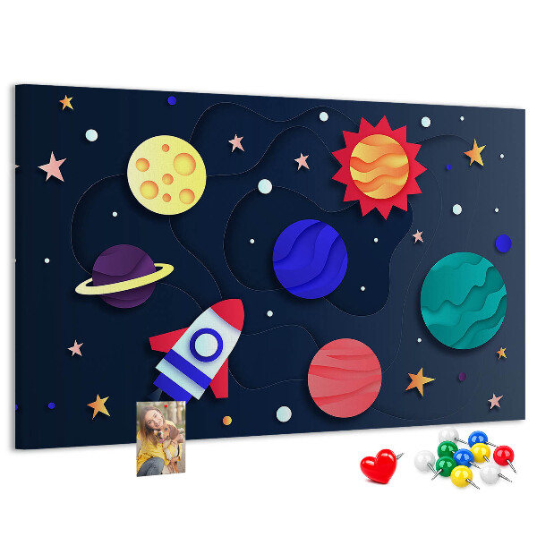 Lavagna di sughero con stampa a tema viaggio spaziale tra pianeti colorati