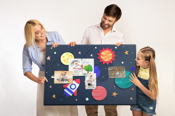 Lavagna di sughero con stampa a tema viaggio spaziale tra pianeti colorati