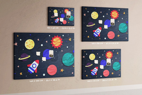 Lavagna di sughero con stampa a tema viaggio spaziale tra pianeti colorati