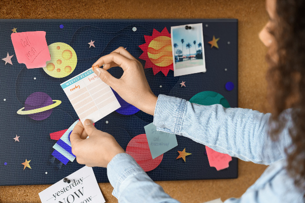 Lavagna di sughero con stampa a tema viaggio spaziale tra pianeti colorati
