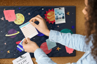 Lavagna di sughero con stampa a tema viaggio spaziale tra pianeti colorati