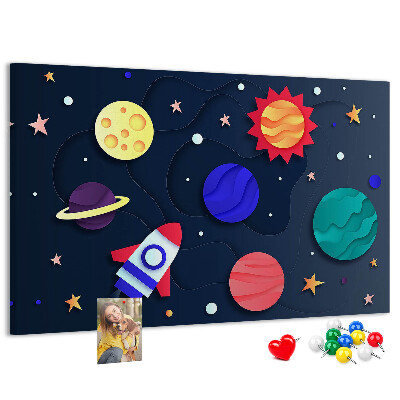 Lavagna di sughero con stampa a tema viaggio spaziale tra pianeti colorati