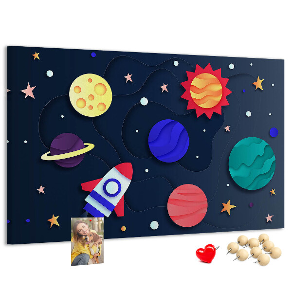 Lavagna di sughero con stampa a tema viaggio spaziale tra pianeti colorati