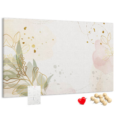 Lavagna di sughero con fiori delicati su sfondo pastello
