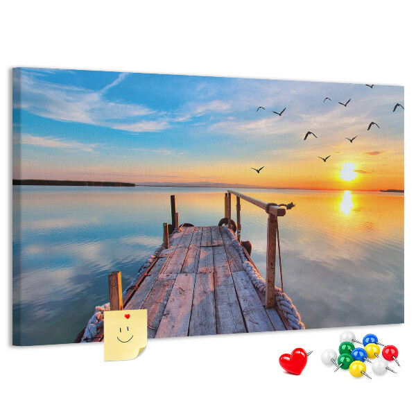 Lavagna di sughero con stampa tramonto su un lago tranquillo