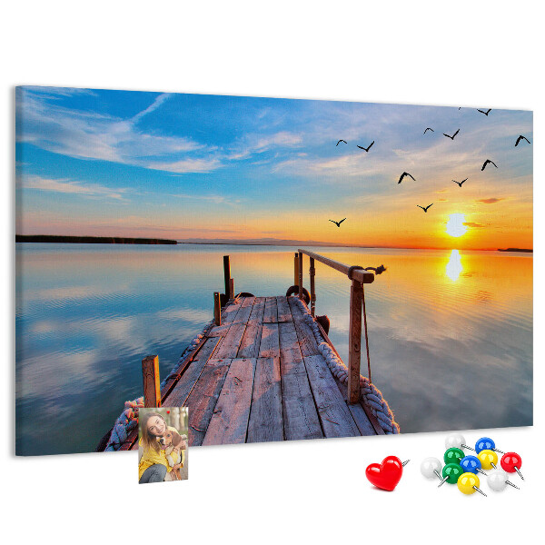 Lavagna di sughero con stampa tramonto su un lago tranquillo